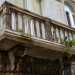 Limmobile sulla sinistra, che si sviluppa su tre livelli, presenta un balconcino decorato...